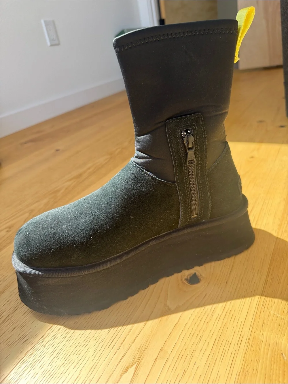 UGG Classic Dipper Platform Ankle Boots with Yellow Pull Tab Sz 9